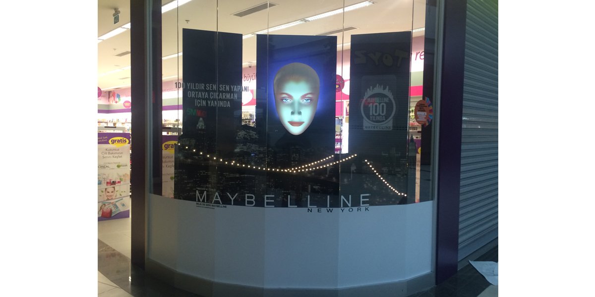 Maybelline 100. Yıl Vitrini